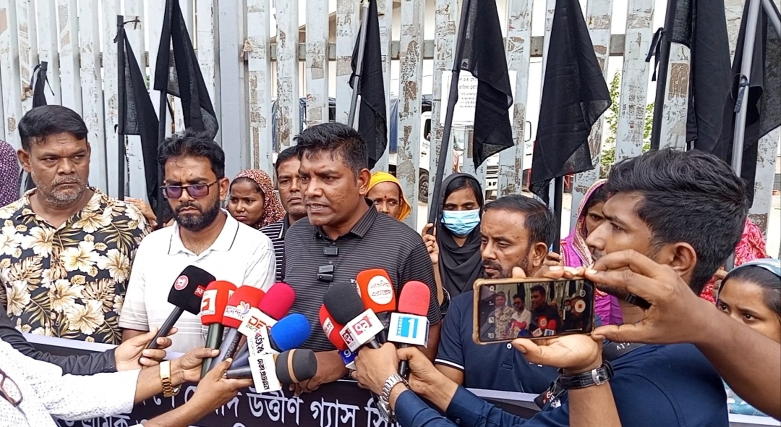 জামগড়ায় প্রীতি গ্রুপে গ্যাস সিলিন্ডার বিস্ফোরণ: বিচার ও শ্রমিক পুনর্বহালের দাবিতে মানববন্ধন