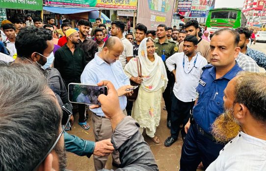 দেবিদ্বারে ৮ ফার্মেসিতে অবৈধ ও মেয়াদোত্তীর্ণ ওষুধ, জরিমানা ৪৬ হাজার টাকা