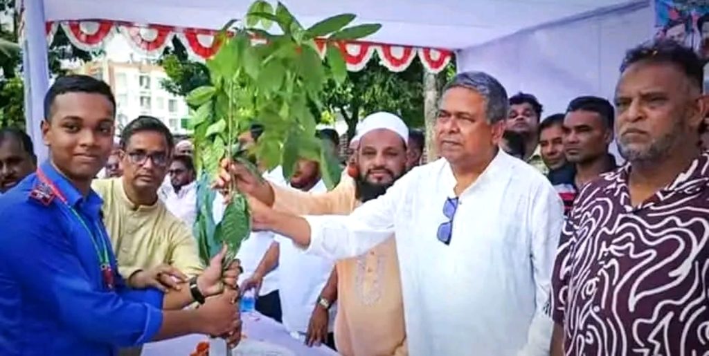 বিএনপির প্রতিষ্ঠাবার্ষিকীতে শ্রীপুরে শিক্ষার্থীদের মাঝে চারা বিতরণ