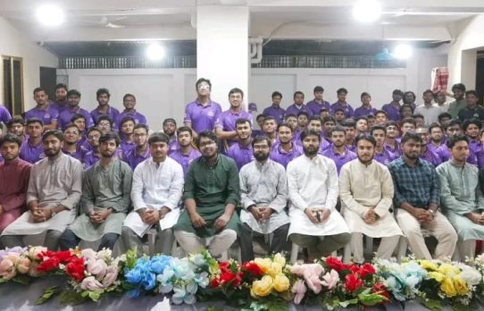 ​ডাকসু নেতা ও শিক্ষাবিদদের দিকনির্দেশনায় আইসোলেশন এডমিশন হোমে শিক্ষার্থীদের মিলনমেলা