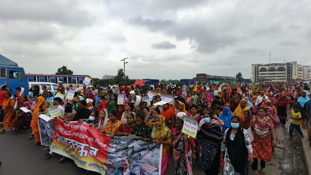টঙ্গীতে পুনর্বাসনের দাবিতে বস্তিবাসীদের  মহাসড়ক অবরোধ ও বিক্ষোভ মিছিল