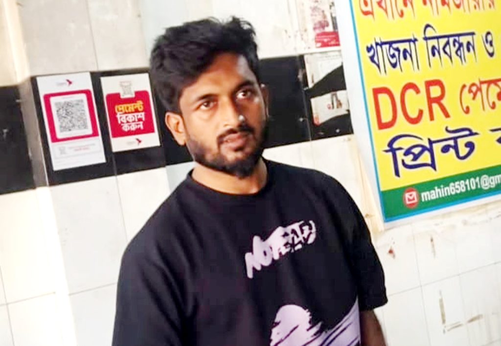 খাসকামরায় ‘বহিরাগত সিন্ডিকেট’: সাভারের শিমুলিয়া ভূমি অফিসে জিম্মি সেবাগ্রহীতারা