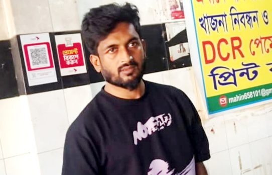 খাসকামরায় ‘বহিরাগত সিন্ডিকেট’: সাভারের শিমুলিয়া ভূমি অফিসে জিম্মি সেবাগ্রহীতারা