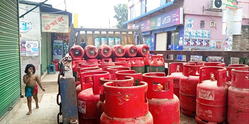 আশুলিয়ায় অনুমোদনহীন এলপিজি বাণিজ্য! মেয়াদোত্তীর্ণ সিলিন্ডারে বাড়ছে বিস্ফোরণের ঝুঁকি