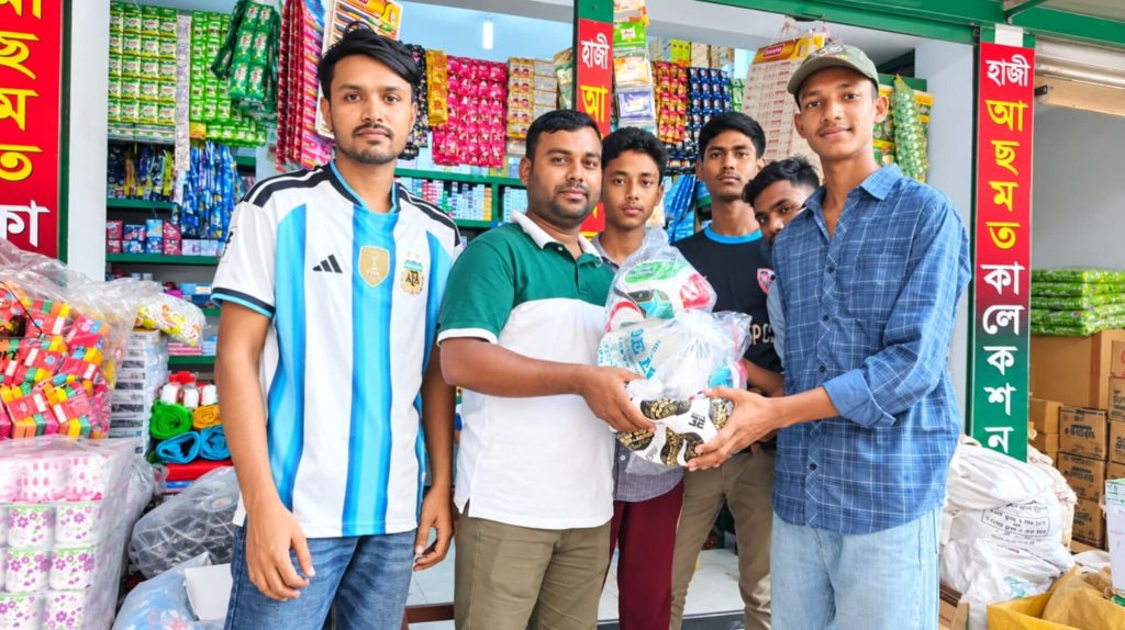 মাদকমুক্ত সমাজ গড়তে নাগেশ্বরী অনলাইন প্রেস ক্লাবের পক্ষ থেকে কিশোরদের মাঝে ফুটবল বিতরণ