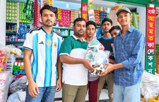 মাদকমুক্ত সমাজ গড়তে নাগেশ্বরী অনলাইন প্রেস ক্লাবের পক্ষ থেকে কিশোরদের মাঝে ফুটবল বিতরণ