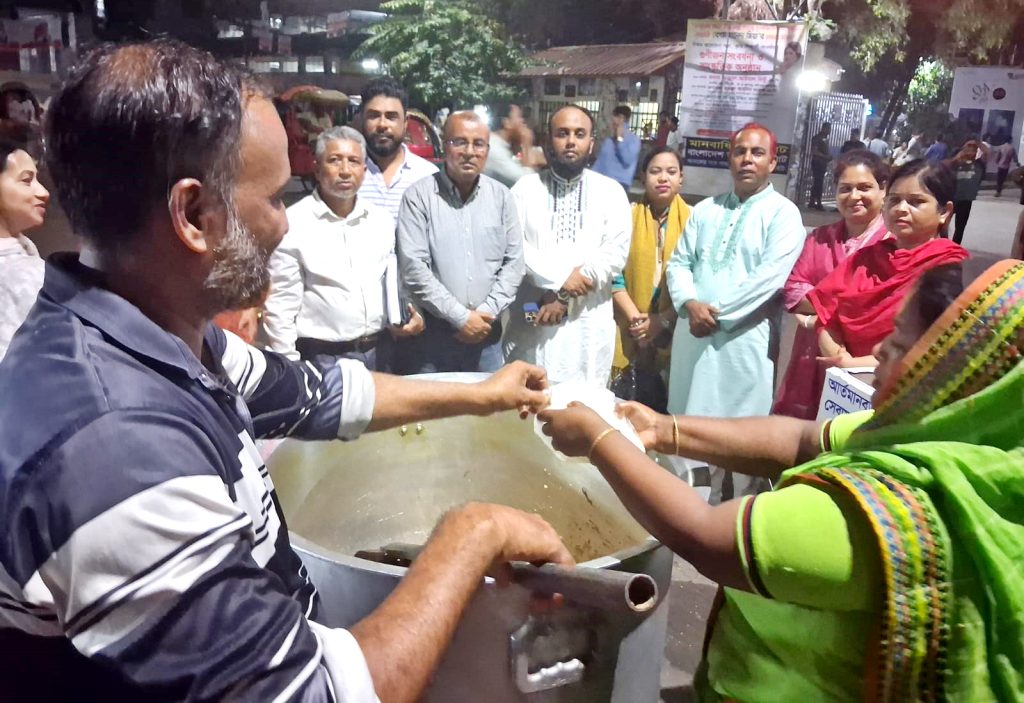 সাংবাদিক সুরক্ষা ও কল্যাণ ফাউন্ডেশনের উদ্যোগে অসহায় মানুষের মাঝে খাবার বিতরণ